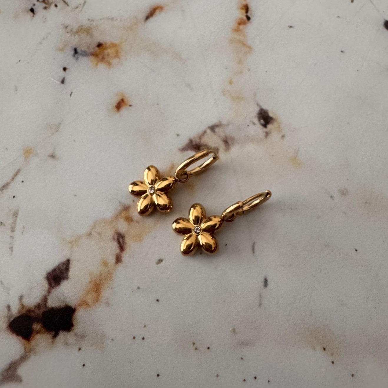 Oorbel hanger bloem/goud