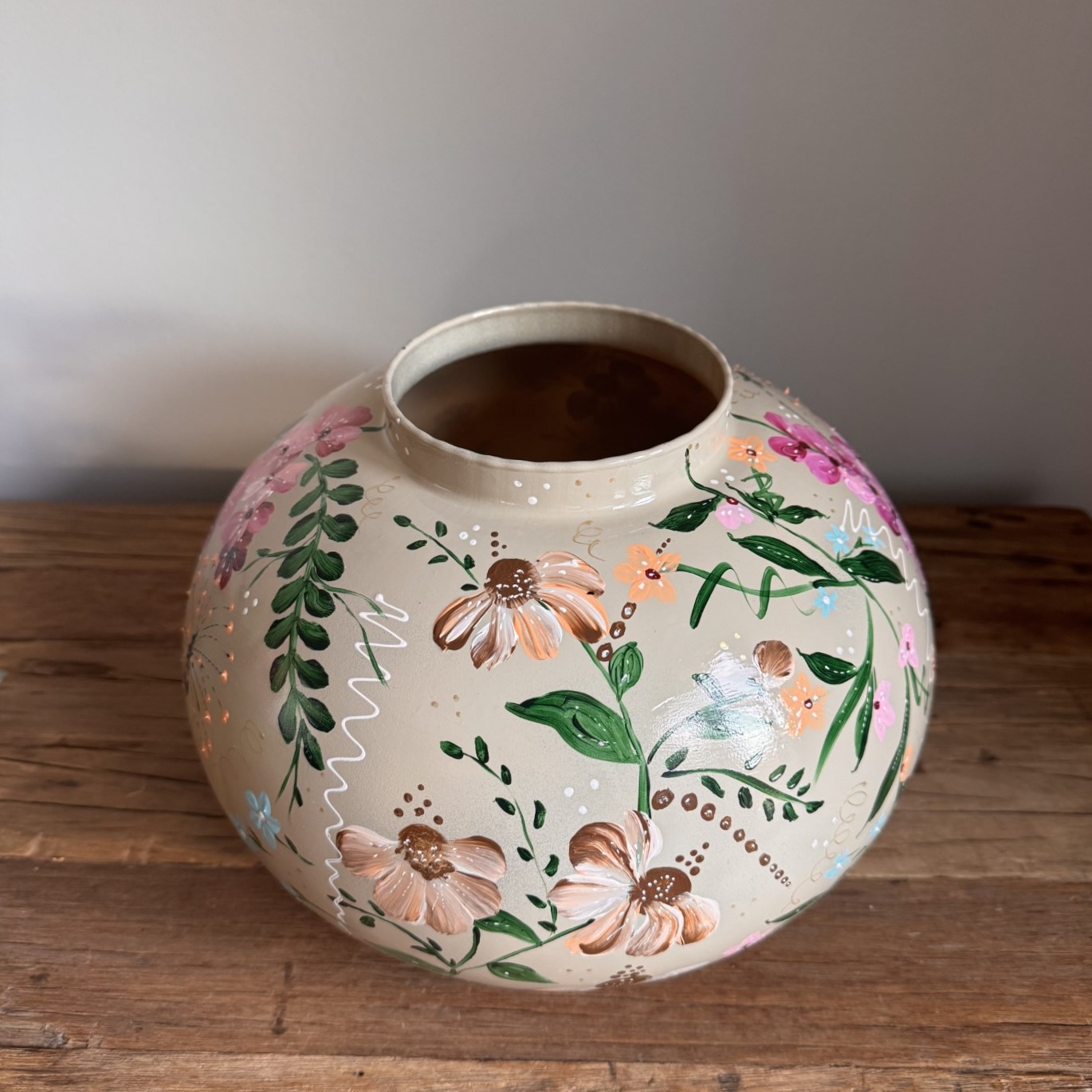 Handbeschilderde vaas beige flower
