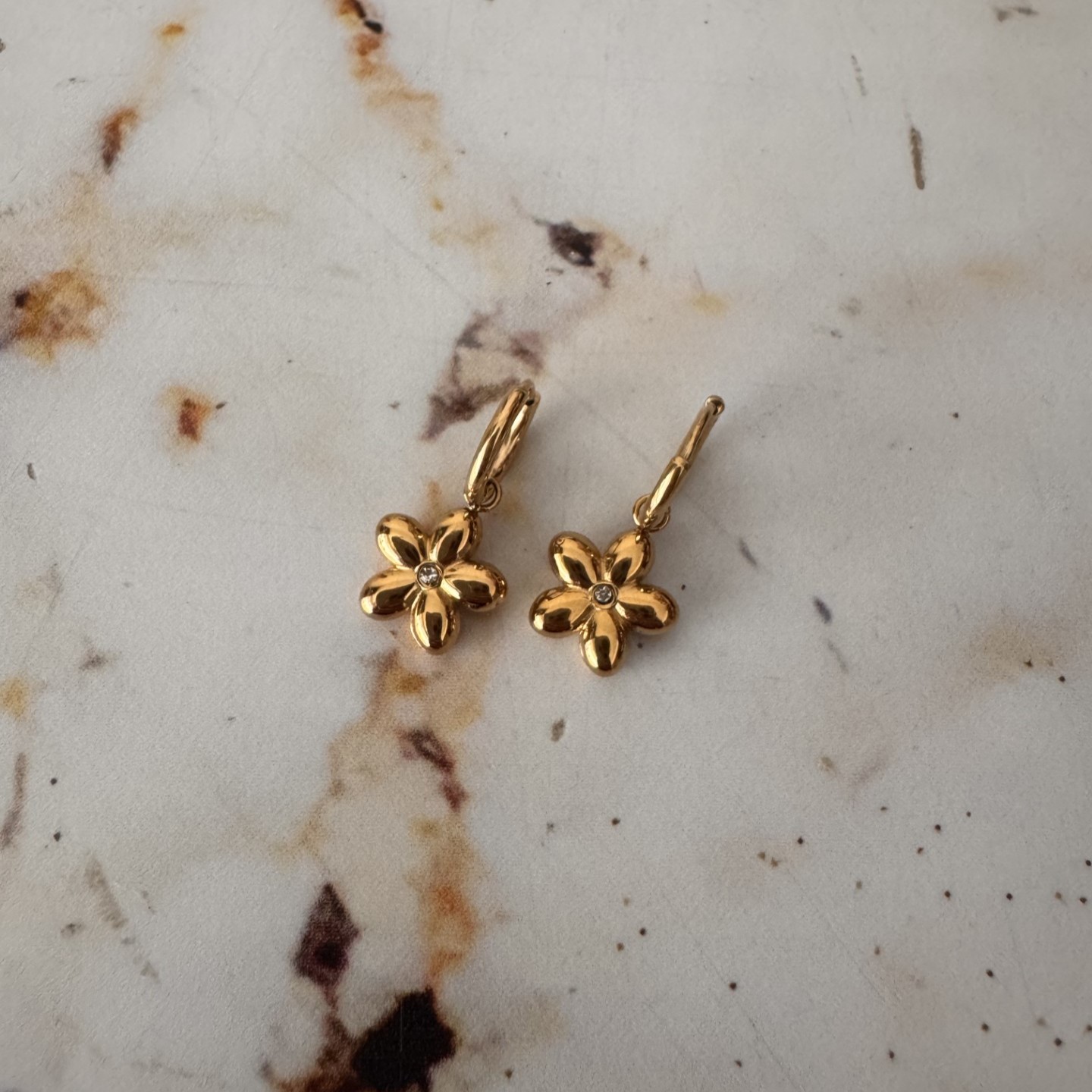 Oorbel hanger bloem/goud