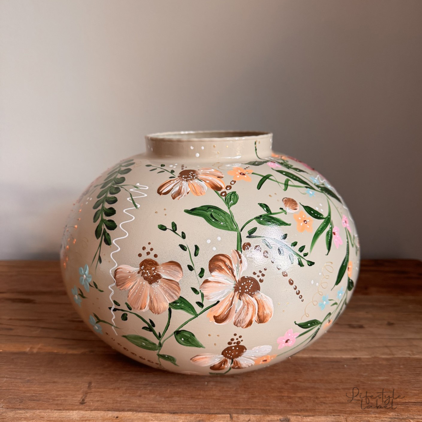 Handbeschilderde vaas beige flower