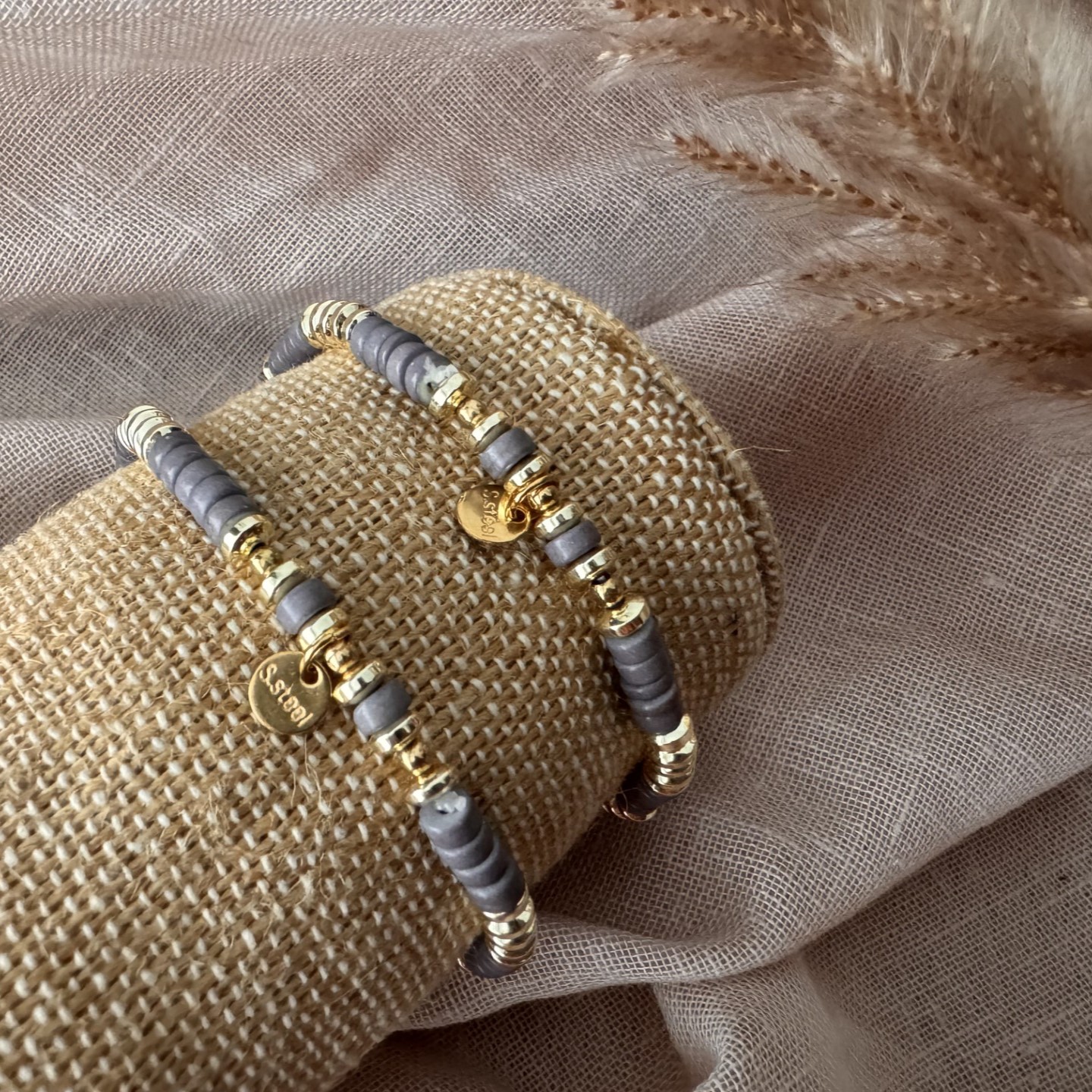 Kralen armbandje grijs/goud