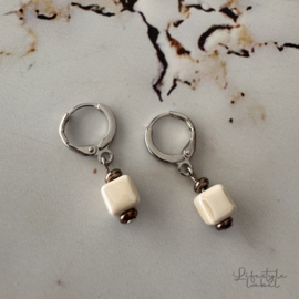 Oorbellen zilver beige hanger