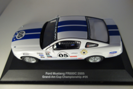 1:24  Ford Mustang FR500C 2005  wit/blauwe striping.   nr. 14851