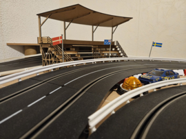 Bouwpakket Slotcar-Tribune Bocht 1/60 met dak.  nr. 220008.