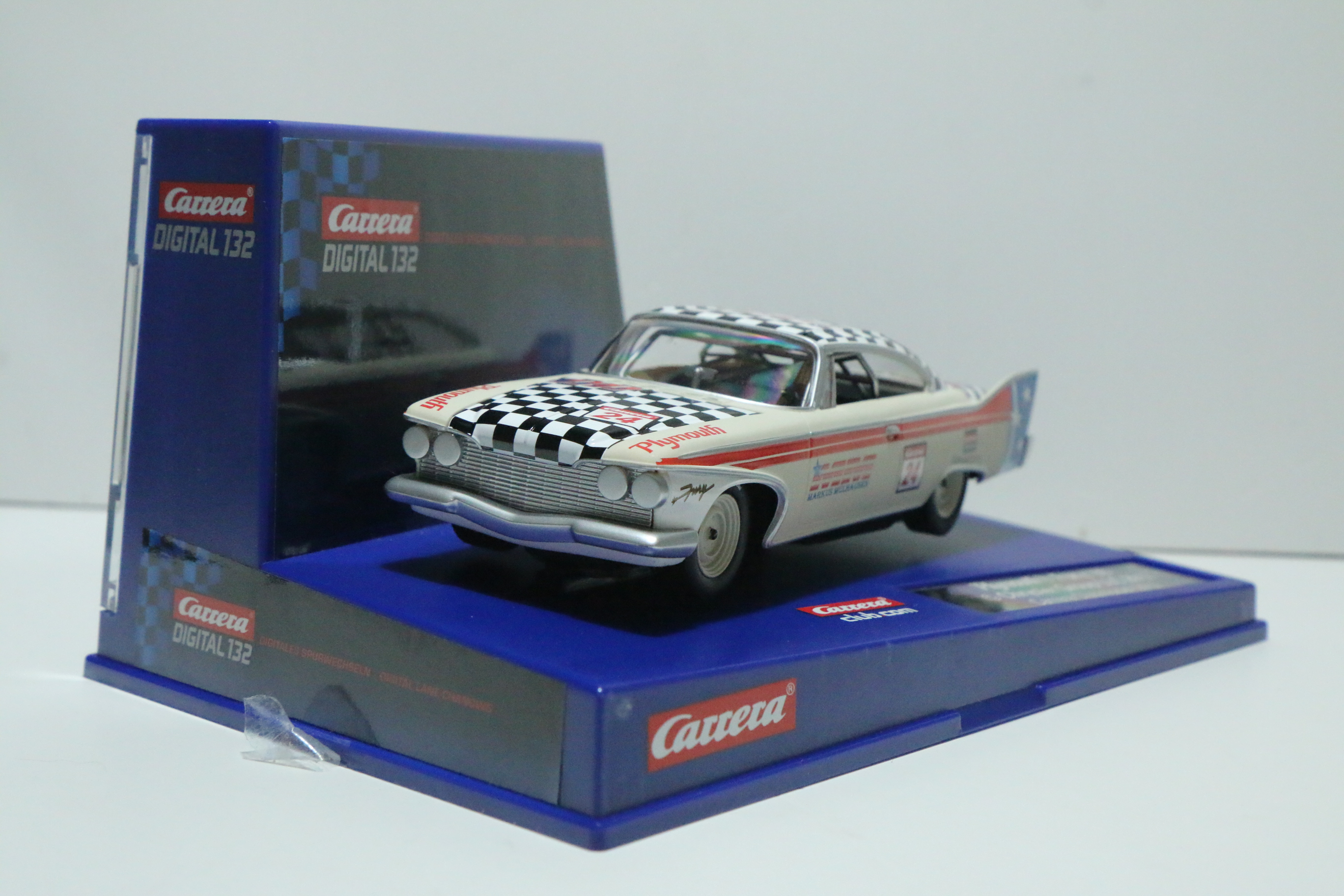 Carrera 132 Digital Plymouth Fury '60 LLC 2012 nr. 30636 met speciaal baanstuk in OVP!