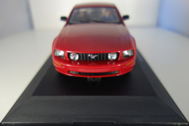 1:24  Ford Mustang GT2005 rood   nr. 14002