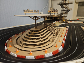 Bouwpakket Slotcar-Tribune lang 180 graden halfrond  lang nr. 220003.   1:32/1:24
