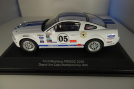 1:24  Ford Mustang FR500C 2005  wit/blauwe striping.   nr. 14851