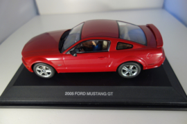 1:24  Ford Mustang GT2005 rood   nr. 14002