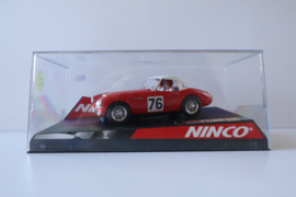 Ninco Austin Healey MKlll 'Hard Top'.  Rood/wit.  nr. 76  . Nr 50296 in OVP.