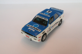 SCX BMW E30 M3 Wit/Blauw No.4 Blaupunkt nr. 83390