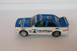 SCX BMW E30 M3 Wit/Blauw No.4 Blaupunkt nr. 83390