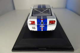 1:24  Ford Mustang FR500C 2005  wit/blauwe striping.   nr. 14851