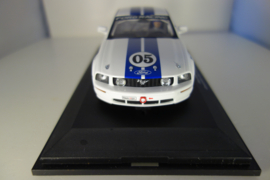 1:24  Ford Mustang FR500C 2005  wit/blauwe striping.   nr. 14851