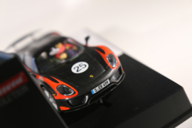 Carrera Evolution Porsche 918 Spyder  No. 25.  zwart met rode striping.   nr. 27472.