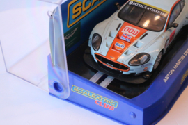 Scalextric Aston Martin DBR9 No.009 nr. C2965 in OVP. (Licht bespeeld)