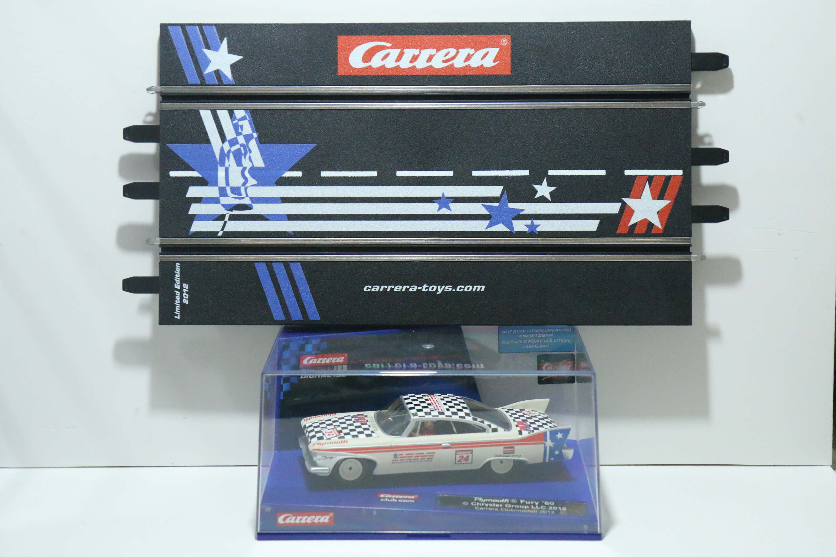 Carrera 132 Digital Plymouth Fury '60 LLC 2012 nr. 30636 met speciaal baanstuk in OVP!