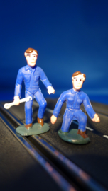 2 blauwe monteurs, 1 staand met steeksleutel en 1 knielend