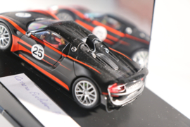 Carrera Evolution Porsche 918 Spyder  No. 25.  zwart met rode striping.   nr. 27472.