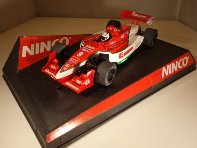 Ninco Lola Ford "Rahal Team' .  Rood/wit.  Nr 50316 in OVP.