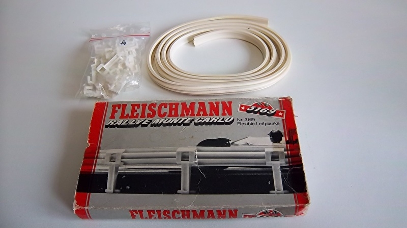 Fleischmann Auto-Rallye.  Flexibele vangrails + klemmen nr. 3169 in OVP grijs
