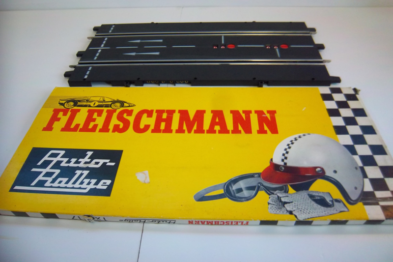Fleischmann Auto-Rallye. Aansluitbaanstuk met rondenteller 3117. in ovp geel
