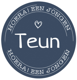 Geboortesticker full colour blauw met wit stempel look met de tekst 'Hoera ! een jongen' type Teun