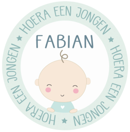 Geboortesticker full colour jongen met een lieve baby type Fabian