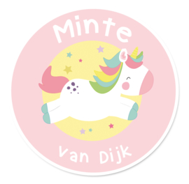 Naamstickers rond  met een leuke eenhoorn