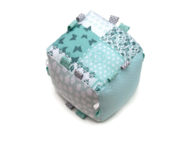 Kubus met Rammelaar Patchwork mintgroen wit