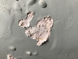 gipsstuc en latexverf op vochtige muren