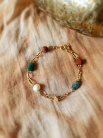 Gaia              -  Parel, rudraksha, smaragd, jaspis en aventurijn armband