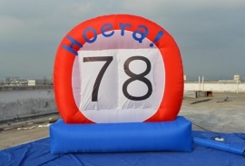 Opblaas "hoera" (leeftijd) bord 3x3 m