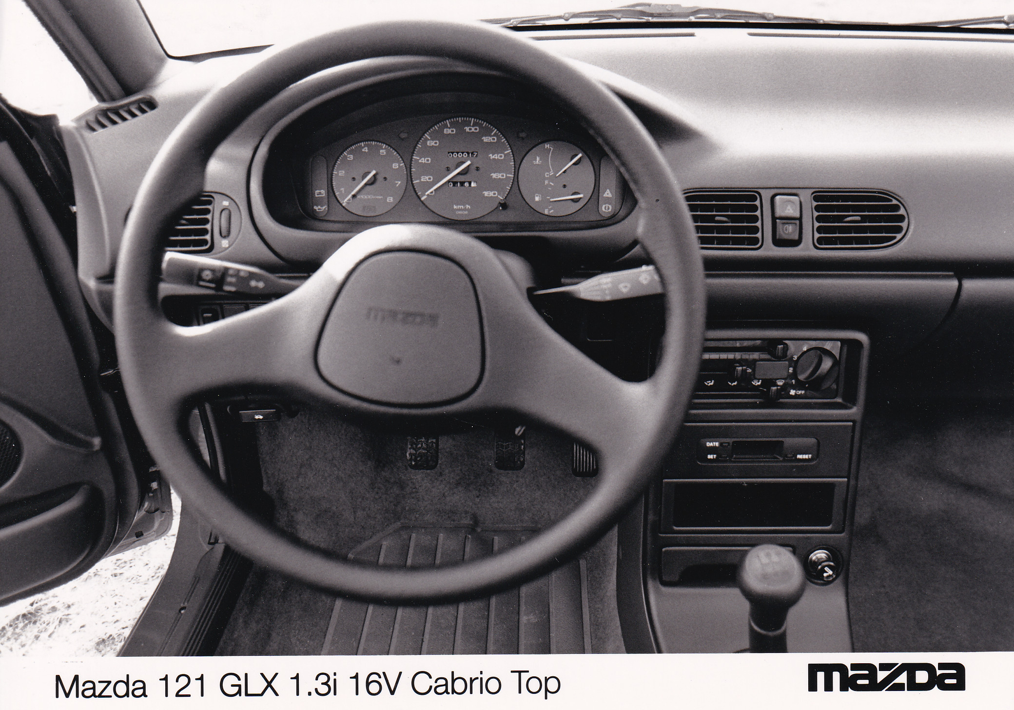 Mazda 121 GLX 1.3i 16V Cabrio Top dashboard, press photo, Belgium, 1991
