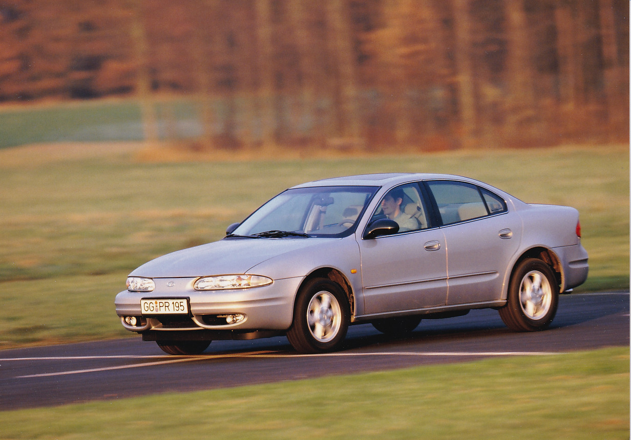 Chevrolet Alero Sedan - press photo - German - 1999