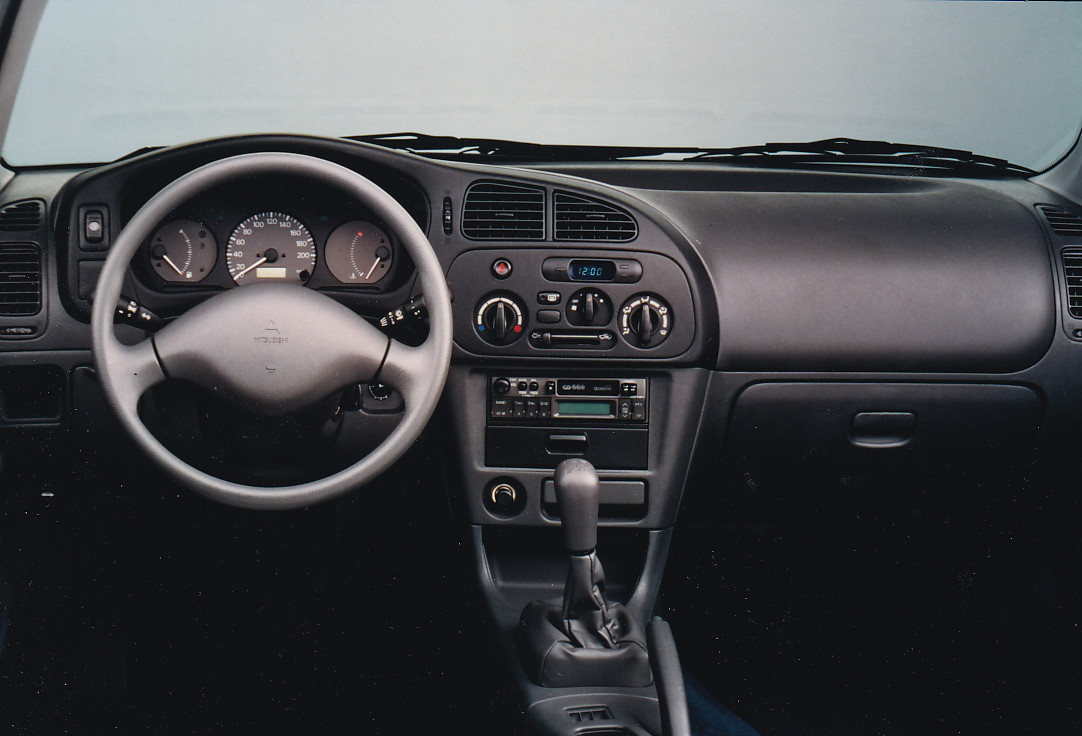 Mitsubishi Colt dashboard, press photo, Belgium, 1996