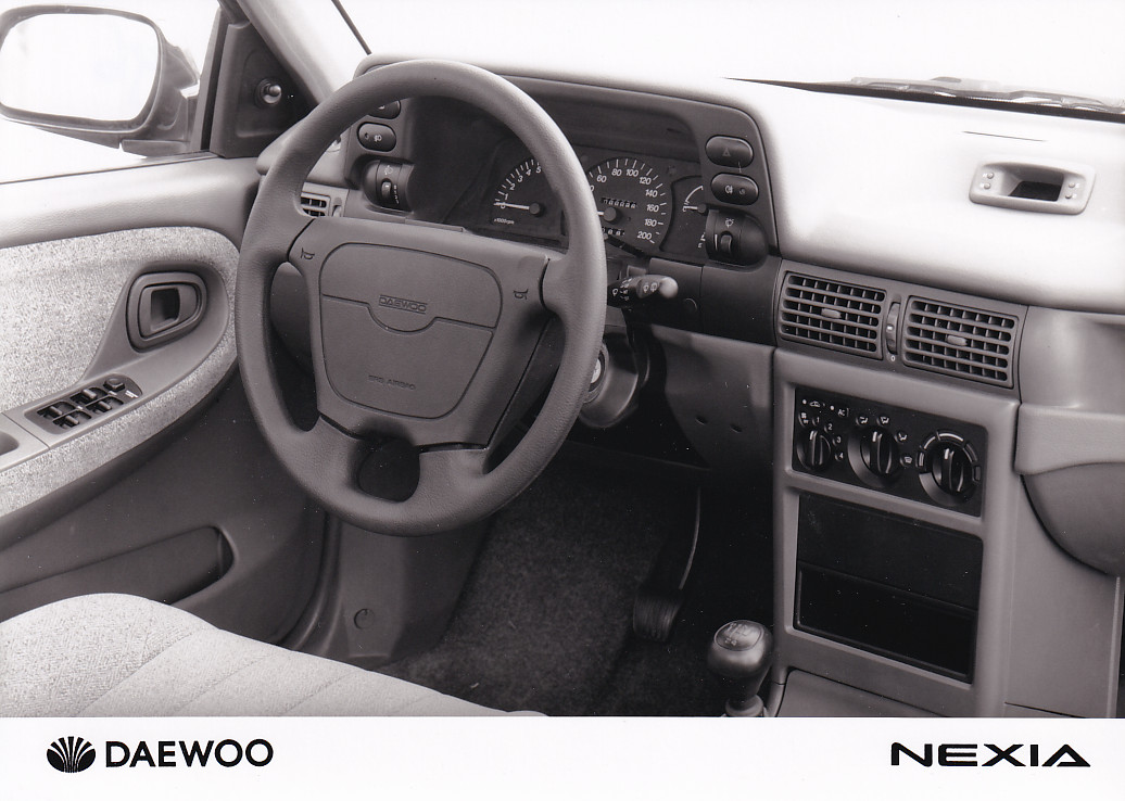 Daewoo Nexia dashboard, press photo, Belgium, 1996