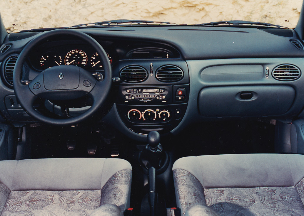 Renault Mégane interior & dashboard, press photo, Germany, 9/1995