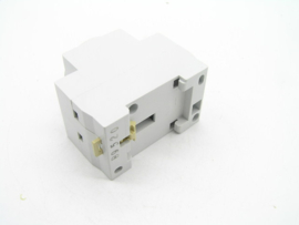 Wall socket with earthed DIN rail