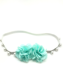 Haarband met pareltjes en chiffon bloemetjes mintgroen