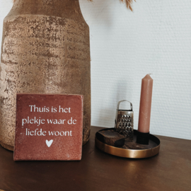TEGELTJE | THUIS IS HET PLEKJE WAAR DE LIEFDE WOONT