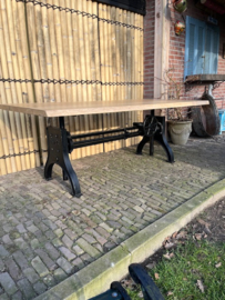 HUPE OPDRAAITAFEL MET EIKEN BLAD BOOMKANT