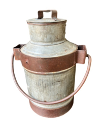 Oude melkkan met hengsel