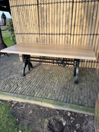 HUPE OPDRAAITAFEL MET EIKEN BLAD BOOMKANT