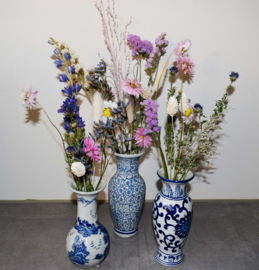 Set delfsblauwe vazen met droogbloemen