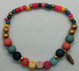 Armbandje Elastiek met naam/tekst (max 5 letters) en bedel