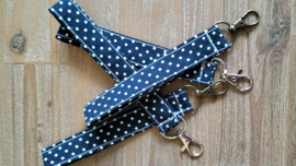Donkerblauwe stipjes