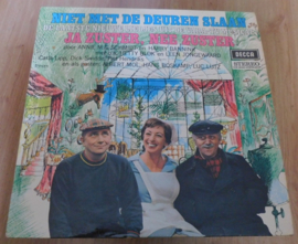 Cast of "Ja Zuster, Nee Zuster" – Niet Met De Deuren Slaan