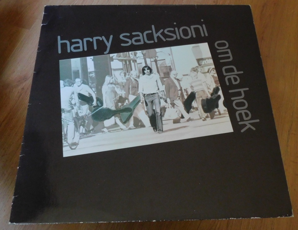 Harry Sacksioni – Om De Hoek