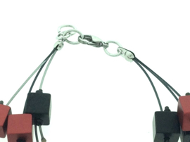 Handgemaakt zwart / rood armband met vierkante blokjes op nylon